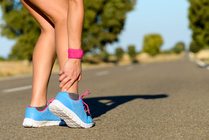 Etiopathe Paris: entorse cheville course à pied running femme-qui-se-tient-la-cheville