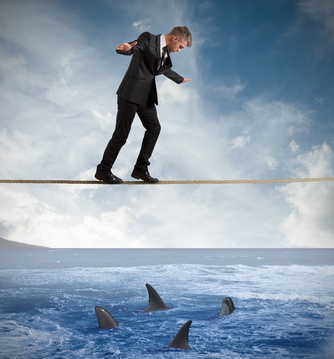 Etiopathe Paris: vertiges homme-en-equilibre-sur-une-corde-au-dessu-de-requins