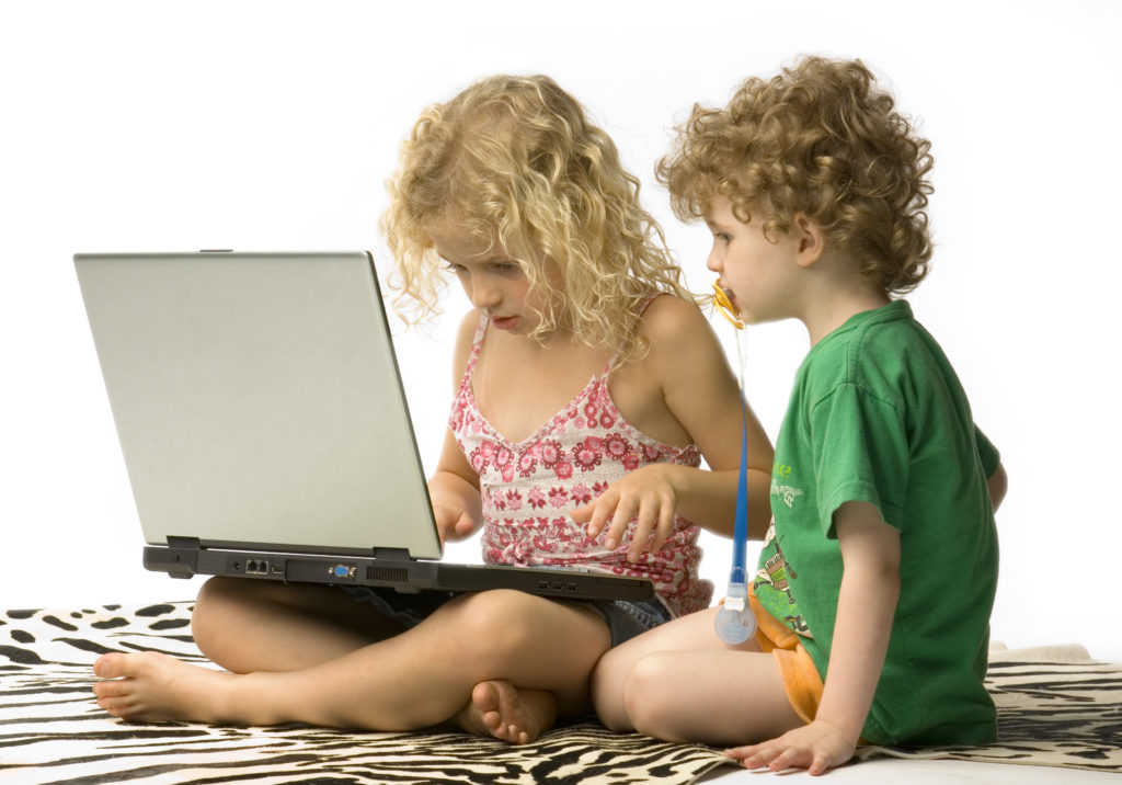 Des enfants regardent l'ordinateur