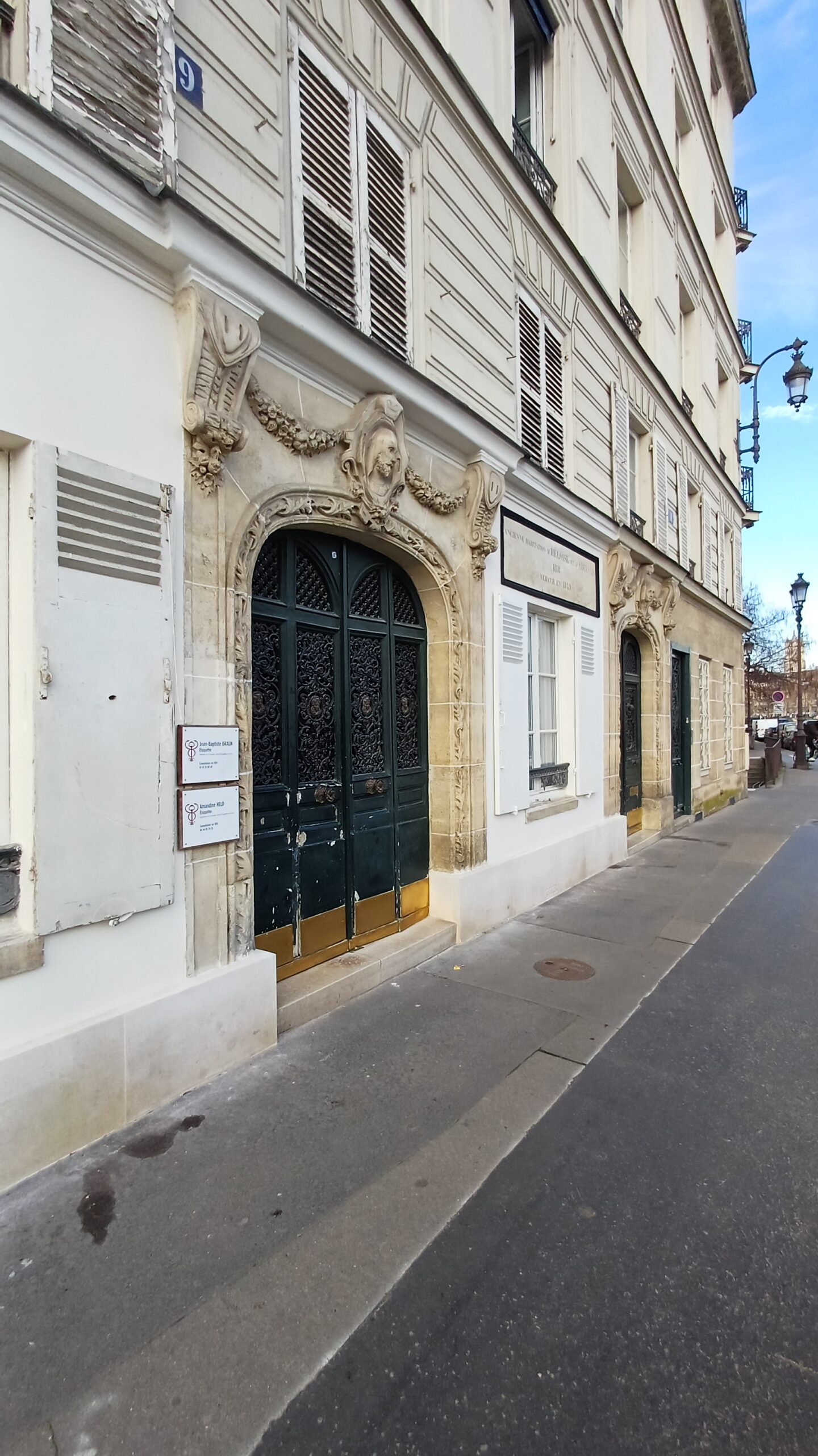La facade du cabinet d'étiopathie au 9 quai aux fleurs paris 4