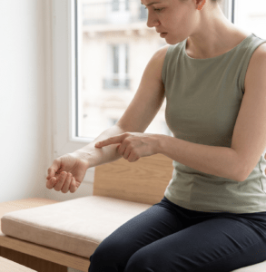Douleur dans le bras suite à une cervicalgie
